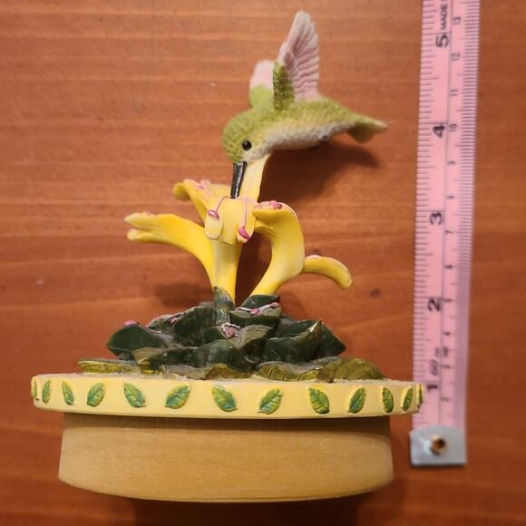 Humming Book Our America Figurine Decorative Ceramic Candle Topper 5 inches - Picture 5 of 6